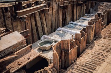 İnşaat alanında özel makineleri olan büyük bir yol şantiyesi.