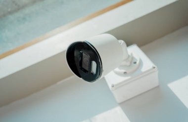 Bir apartmanın duvarındaki modern CCTV kamerası..