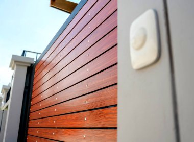 Modern villanın otomatik sürgülü ön kapısı.