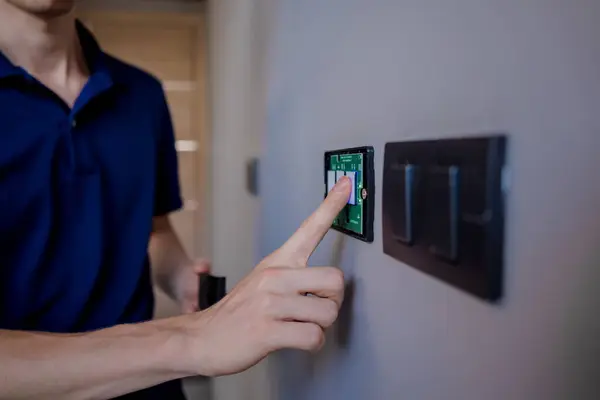 Techniker Installiert Sensor Lichtschalter Moderner Villa — Stockfoto