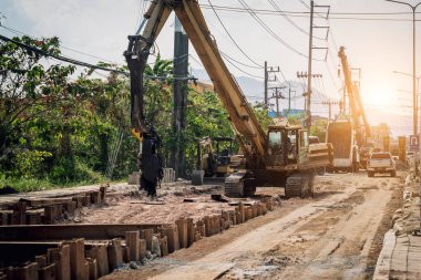 İnşaat alanında özel makineleri olan büyük bir yol şantiyesi.