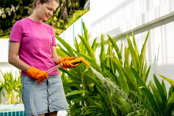 Eine Junge Frau Kümmert Sich Den Garten Wässert Düngt Und — Stockfoto