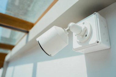 Bir apartmanın duvarındaki modern CCTV kamerası..