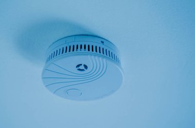 Modern bir apartmanın tavanında yangın detektörü var..