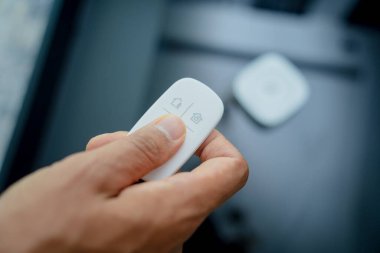 Bir teknisyen modern bir daireye güvenlik alarmı yerleştiriyor.