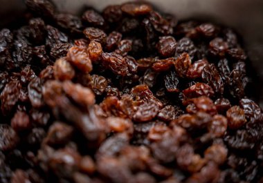 Bir atölyede el yapımı çikolata ve şeker yapmak için fındık ve kurutulmuş meyve..