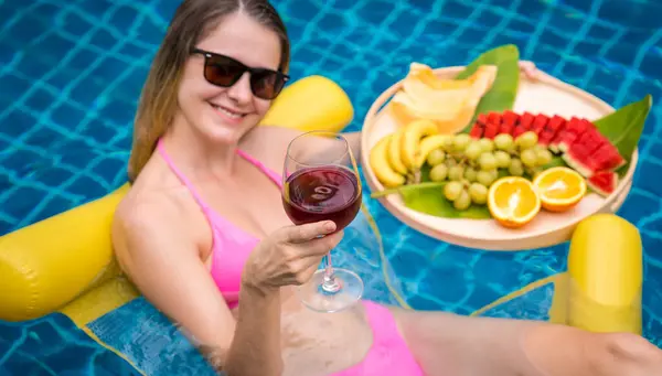 Schöne Frau Liegt Auf Schwimmender Hängematte Schwimmbad Mit Wein Und — Stockfoto