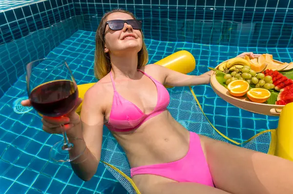 Schöne Frau Liegt Auf Schwimmender Hängematte Schwimmbad Mit Wein Und — Stockfoto