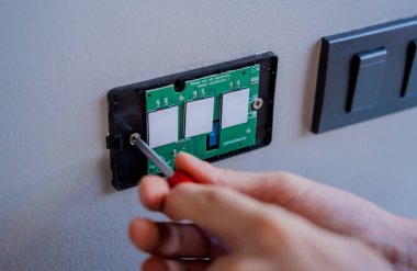 Modern villaya sensör lambası takan teknisyen..