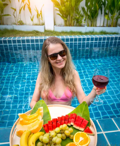 Bella Donna Piscina Con Bicchiere Vino Vassoio Galleggiante Frutta — Foto Stock