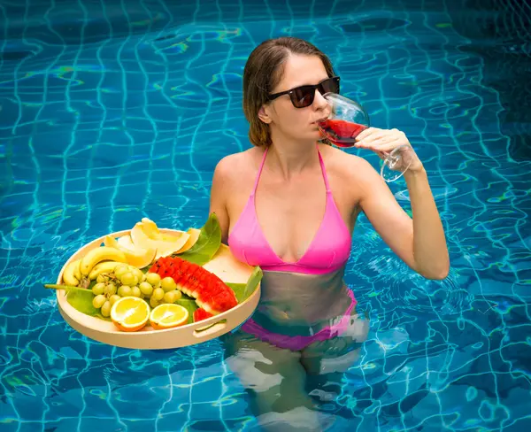 Mulher Bonita Piscina Com Copo Vinho Bandeja Flutuante Frutas — Fotografia de Stock