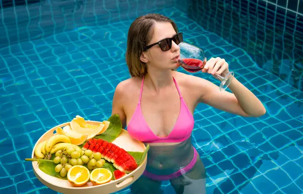 Schöne Frau Schwimmbad Mit Einem Glas Wein Und Einem Schwebenden — Stockfoto