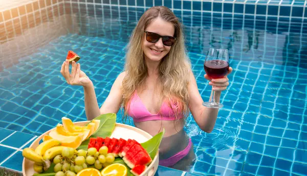 Schöne Frau Schwimmbad Mit Einem Glas Wein Und Einem Schwebenden Stockfoto