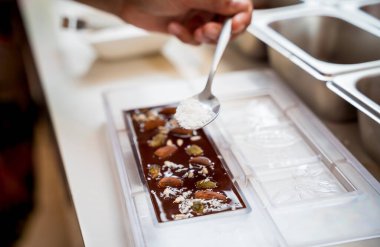 Atölyede el yapımı çikolata ve şeker yapmak için gerekli malzemeler..