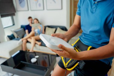 Bir teknisyen modern bir daireye ana birim güvenlik sistemi kuruyor.