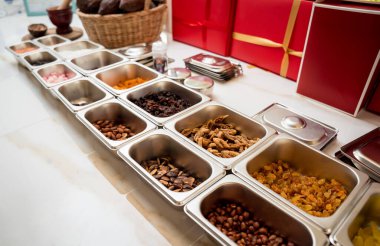 Atölyede el yapımı çikolata ve şeker yapmak için gerekli malzemeler..