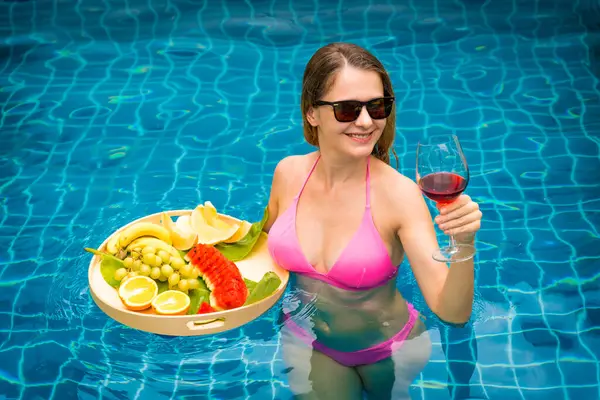 Schöne Frau Schwimmbad Mit Einem Glas Wein Und Einem Schwebenden lizenzfreie Stockfotos
