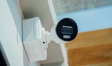 Bir apartmanın duvarındaki modern CCTV kamerası..