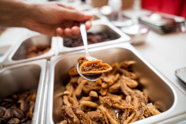 El yapımı çikolatalar ve şekerlemeler üzerine bir ders sırasında atölyedeki genç kadın..