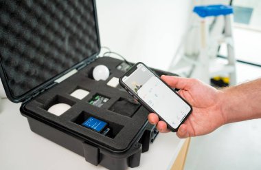 Bir teknisyen akıllı ev sisteminin demo kiti ile çalışır..