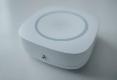 Modern bir dairede masanın üstünde güvenlik alarmı var.