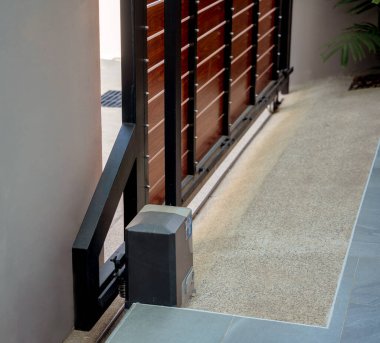 Modern villanın otomatik sürgülü ön kapısı.