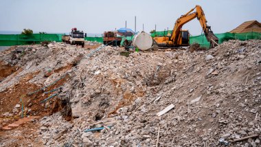 Yeni geliştirme için eski binanın sökülmesi.