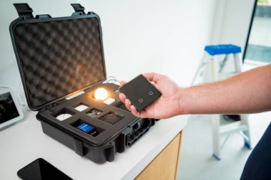 Bir teknisyen akıllı ev sisteminin demo kiti ile çalışır..