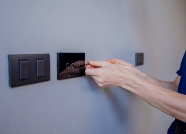 Modern villaya sensör lambası takan teknisyen..