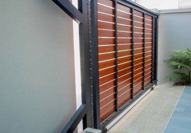 Modern villanın otomatik sürgülü ön kapısı.