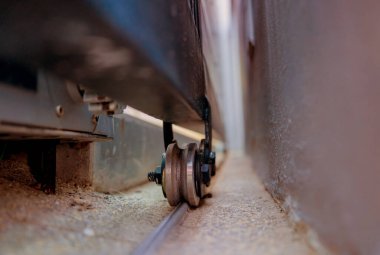 Modern villanın otomatik sürgülü ön kapısı.