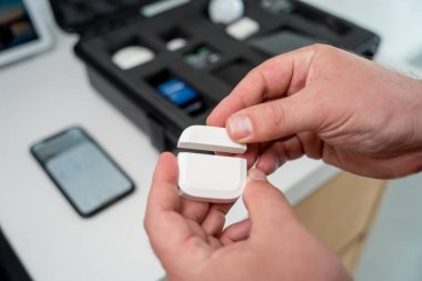 Bir teknisyen akıllı ev sisteminin demo kiti ile çalışır..