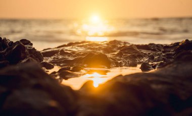 Okyanus dalgalarıyla çevrili büyük bir kaya..