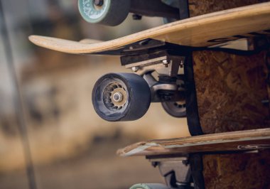 Özel bir tezgahta kaykay yığını..