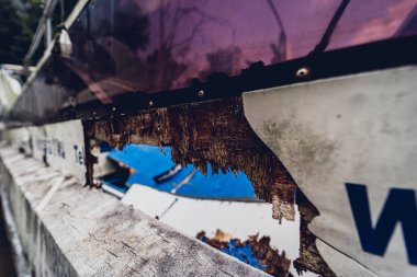 Tropikal ormanlarla çevrili eski ve paslı motorlu tekneler..