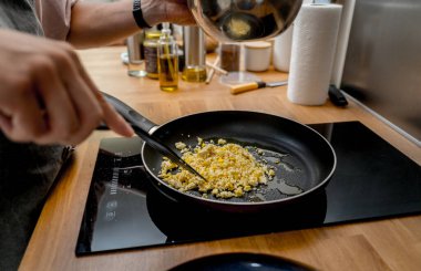 Şef mutfakta dürüm, tofu ve mısır hazırlıyor..