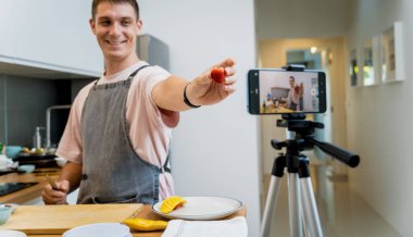 Şef atölyeden canlı yayında vejetaryen yemekleri nasıl hazırlayacağını anlatıyor..