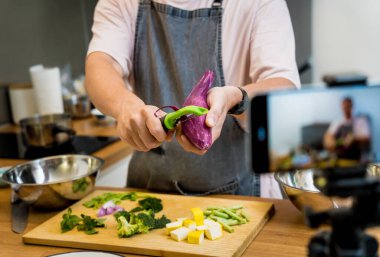 Şef atölyeden canlı yayın yapıyor. Vejetaryen yeşil köri nasıl hazırlanır?.