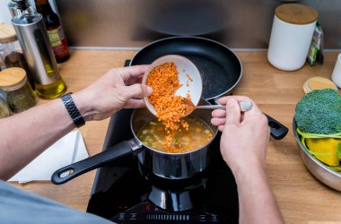 Şef mutfakta karnabahar ve brokoliyle mercimek çorbası hazırlıyor..