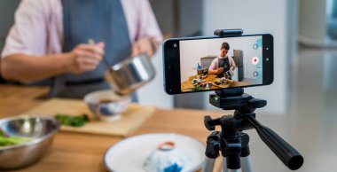 Şef atölyeden canlı yayında vejetaryen masajcı körisinin nasıl hazırlanacağını anlatıyor..