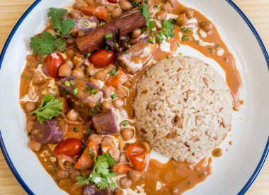 Tatlı patates ve baharatla dolu bir kasede vejetaryen bir masör körisi..