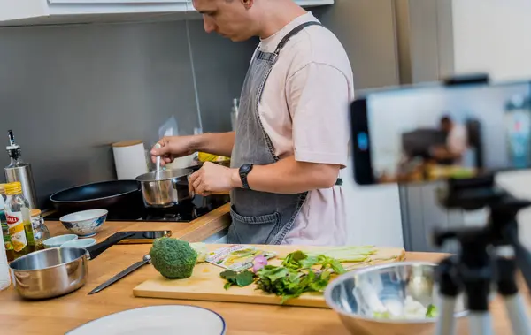 stock image The chef is broadcasting live from workshop how to prepare a vegetarian green curry.