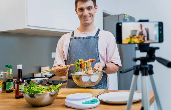 stock image The chef is broadcasting live from workshop how to prepare a spicy glass noodle salad.