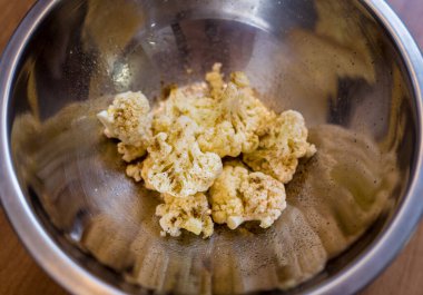 Şef mutfakta karnabahar ve sebzeli fasulye lapası hazırlıyor..