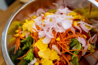 Şef mutfakta baharatlı cam erişte salatası hazırlıyor..