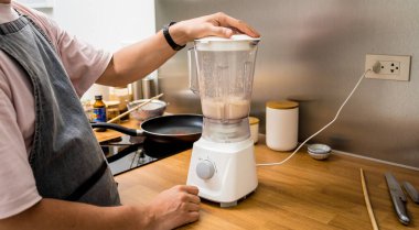 Şef mutfakta karnabahar ve sebzeli fasulye lapası hazırlıyor..