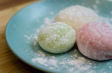 Mavi tabakta farklı renkte lezzetli Japon mochi 'si..