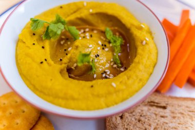 Besleyici ve lezzetli havuçlu nohut lapası..