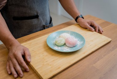 Mavi tabakta farklı renkte lezzetli Japon mochi 'si..