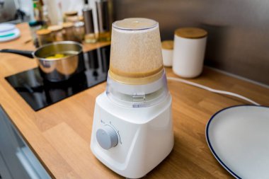 Şef mutfakta zencefilli nohut lapası hazırlıyor..